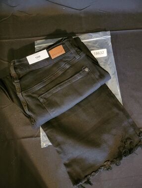 Judy Blue Black Cropped Frayed Hem Skinny Jeans